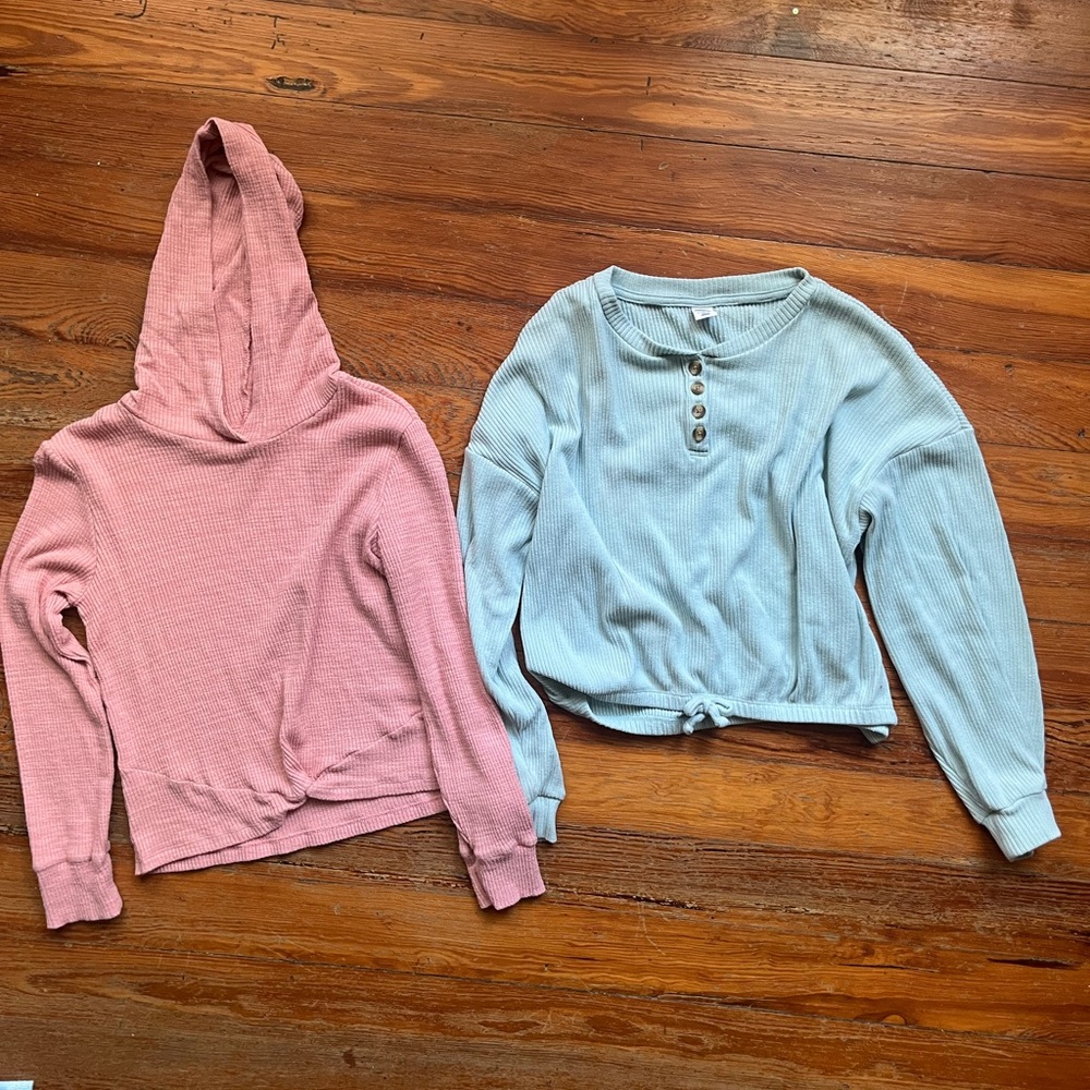 2 girls tops cropped